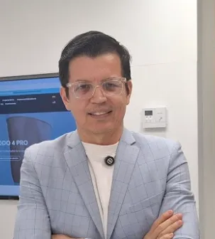 Alexander Delgado — CTO y fundador de Amedik. Ingeniero de sistemas, especialista en automatización IA y SEO técnico.