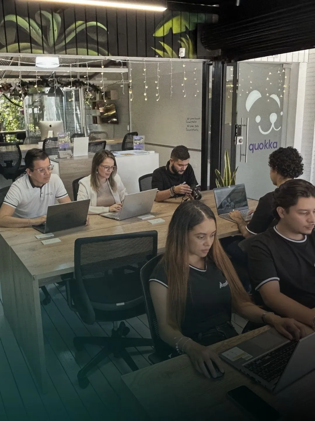 Equipo Amedik trabajando en coworking — agencia de marketing médico en Medellín